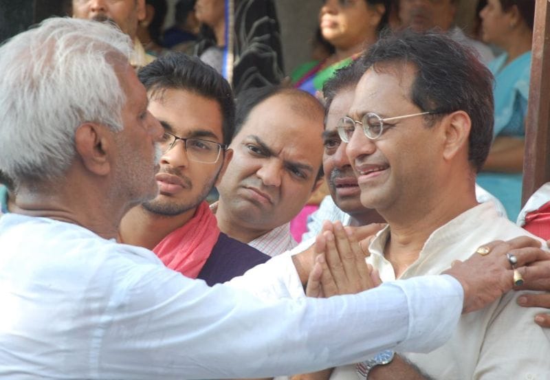 Tarisi pay homage to the multitude thronging