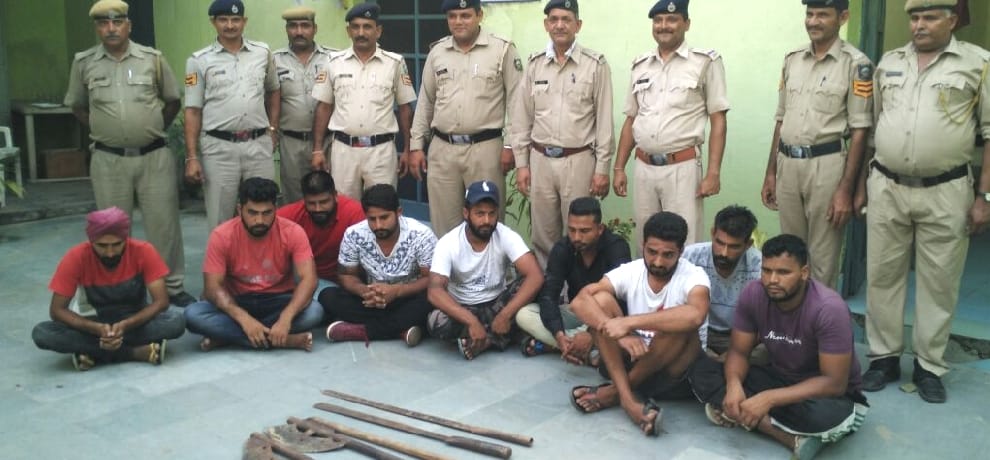 Sharp weapons recovered from two vehicles at una, 9 punjabi youth arrested.