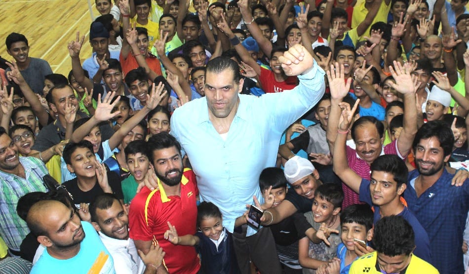 great khali daughter avleen and wife harpinder visit at chandigarh