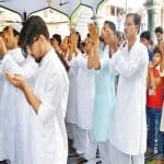ग्वालटोली मकबरा में ईद की नमाज अदा करते शिया समुदाय के लोग।   