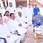 ईद की खुशियां मनाते लोग।