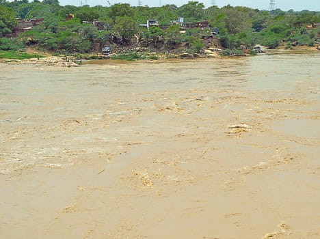  ken khatare ke nishaan se sava meetar paar Kane crossed the danger mark twenty meters