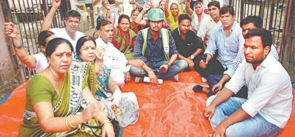 mob hostages two officers of dmrc in ghaziabad 