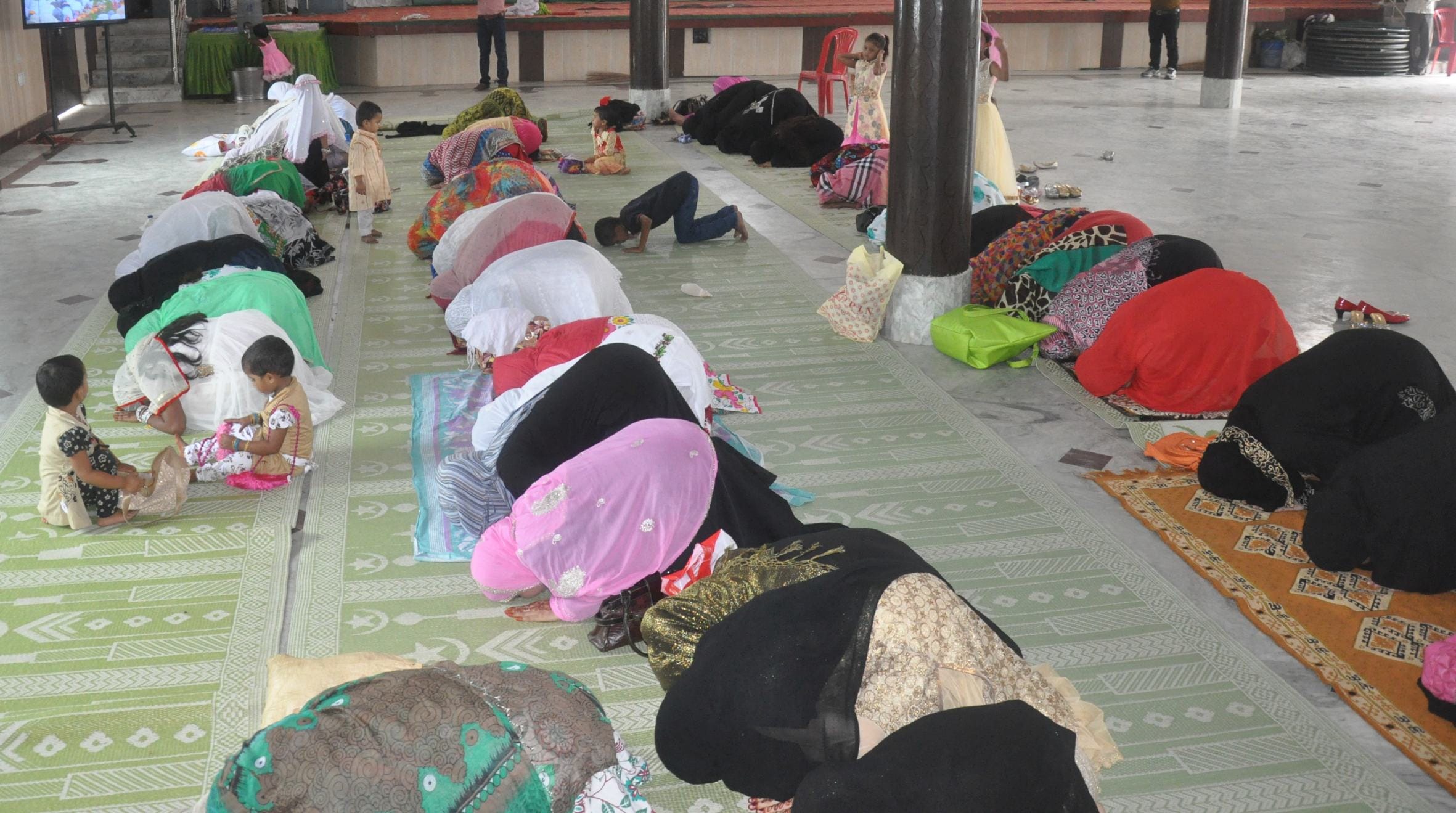 women perform namaz at lucknow aishbagh eidgah