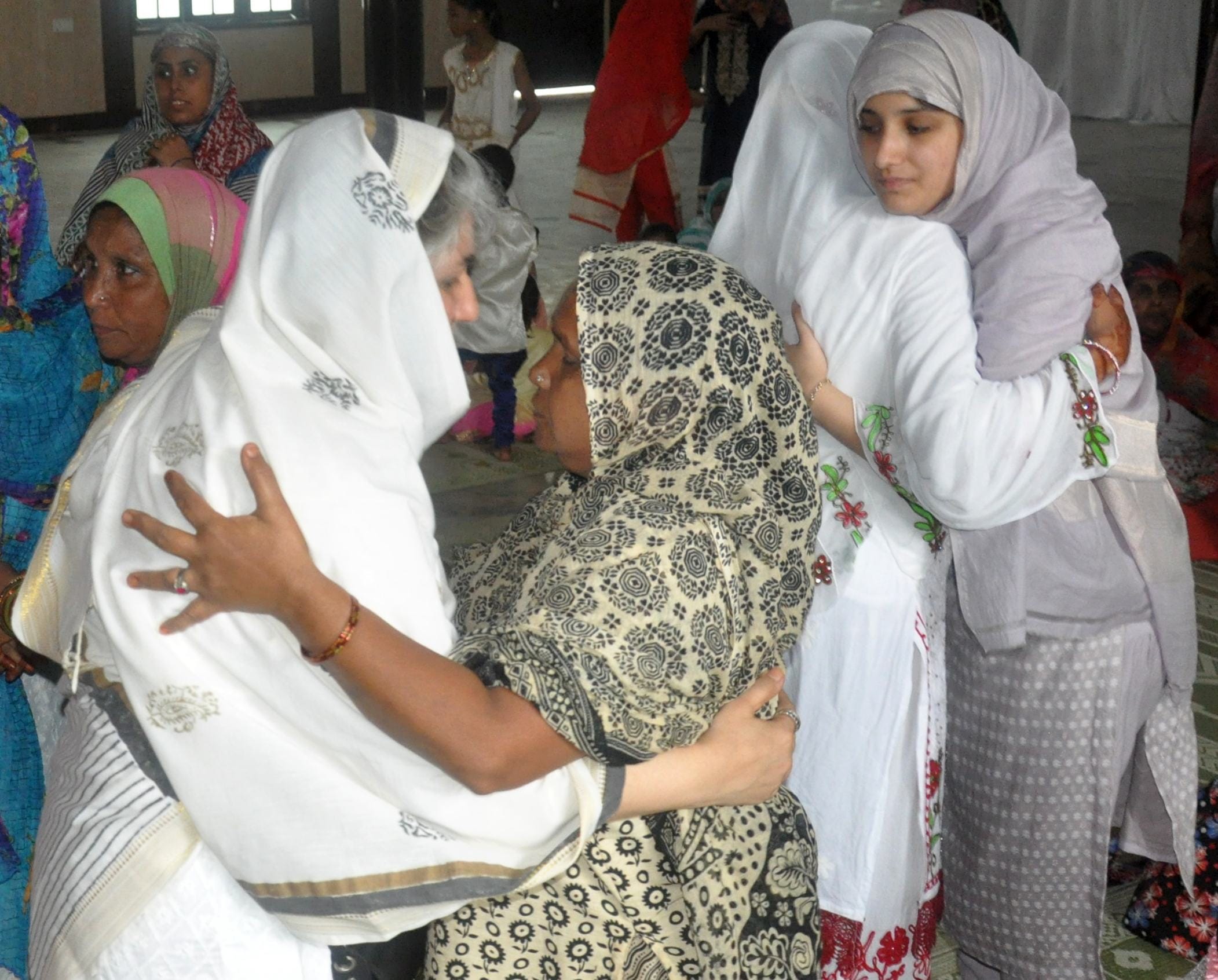 women perform namaz at lucknow aishbagh eidgah