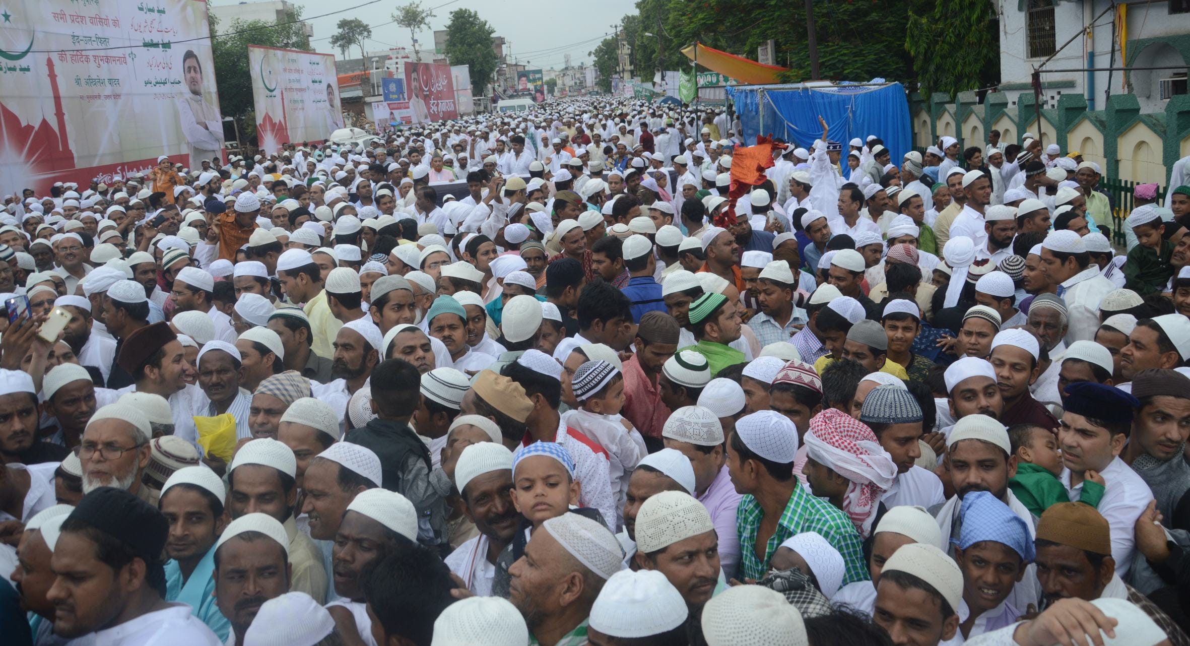 women perform namaz at lucknow aishbagh eidgah
