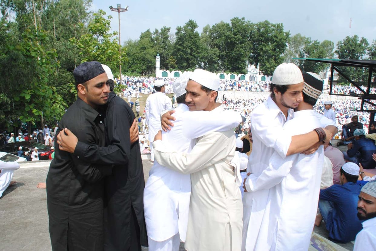 Darul Uloom Deoband issued new fatawa for Embrace each other on eid day