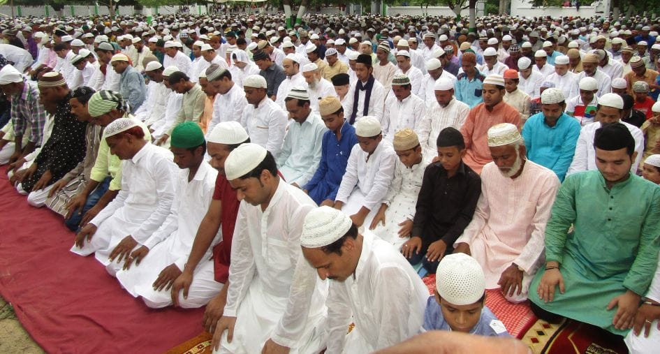 Thousands head bowed together in prayer to God