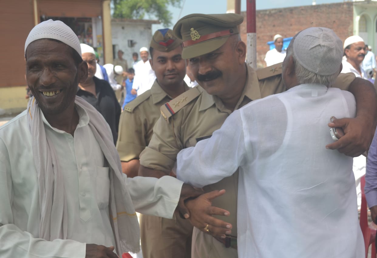 Thousands head bowed in prostration to God