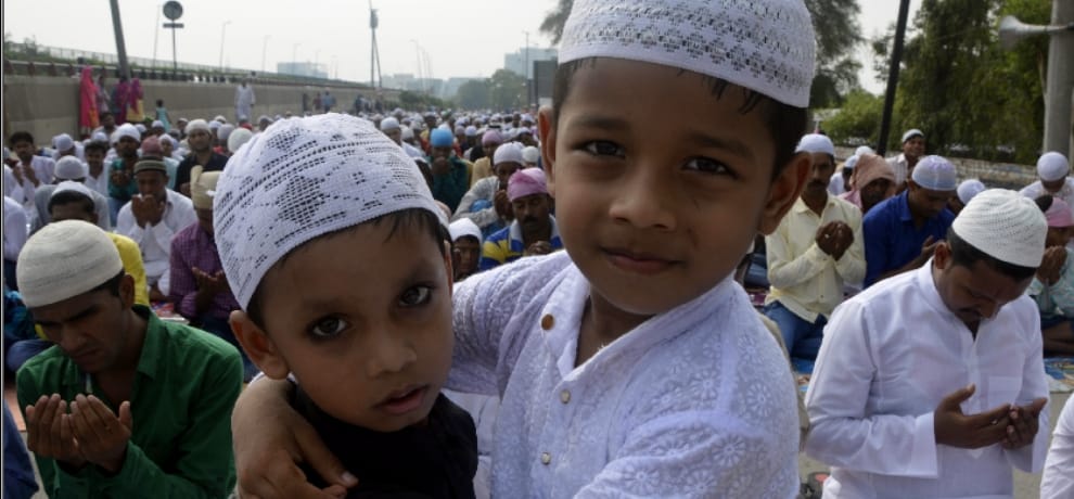 Example of fraternity, Hindus gave Eid greetings to Muslims in his house