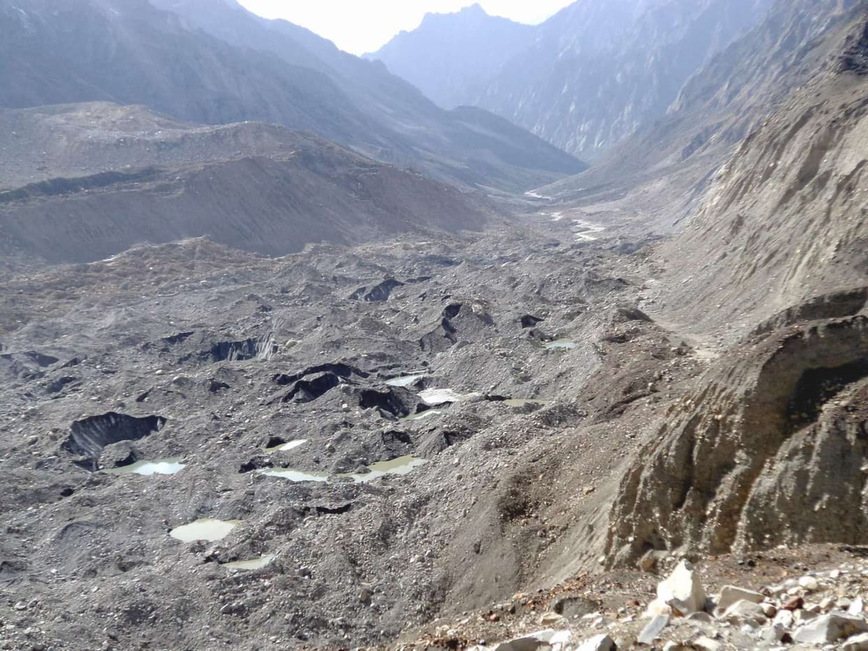 glacier broken behind gaumukh