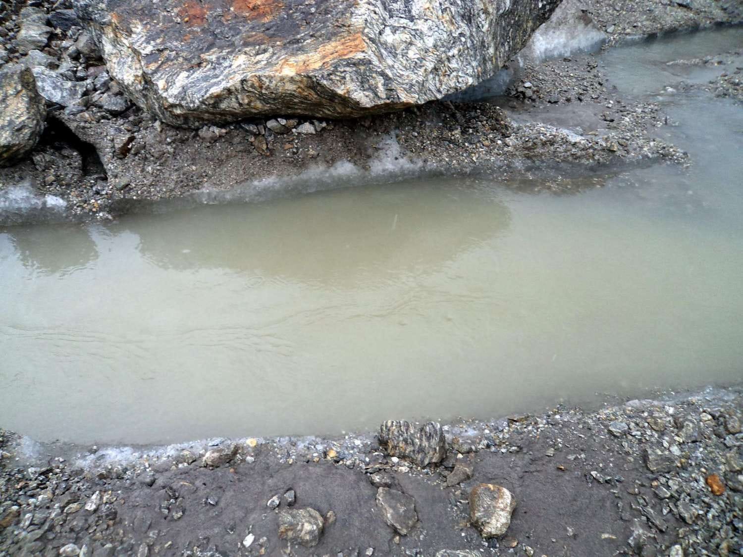 glacier broken behind gaumukh