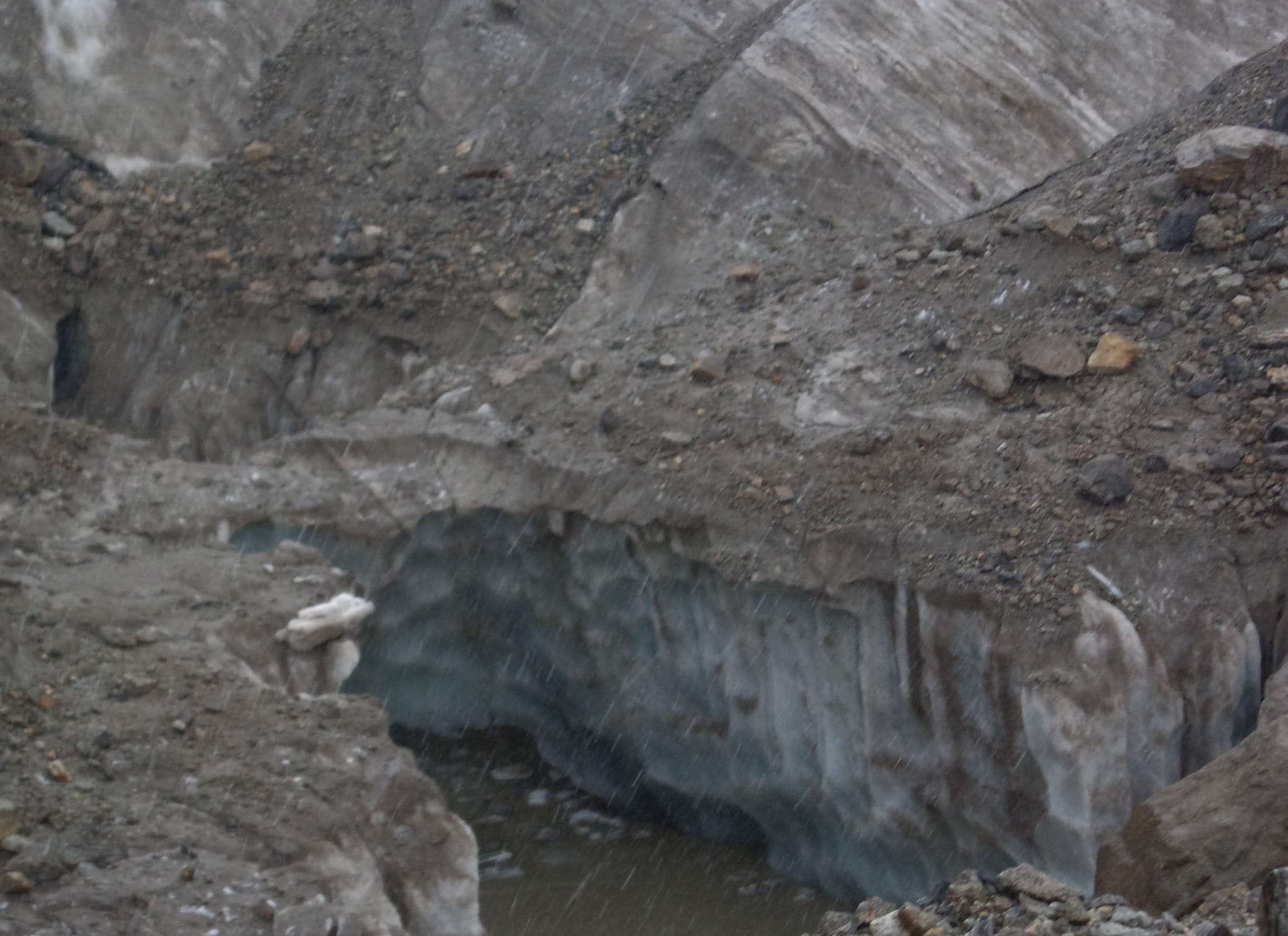 glacier broken behind gaumukh
