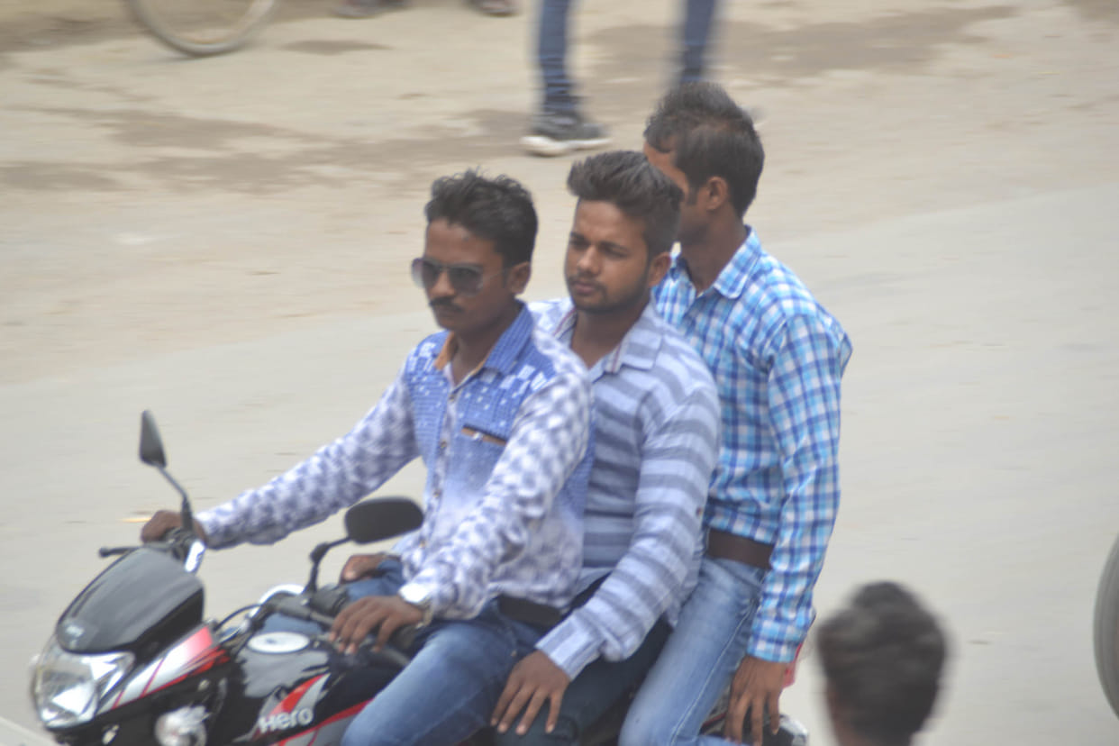Neither helmets nor license, yet filled sprint