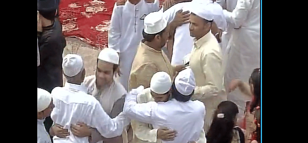 अमन-चैन की दुआ को उठे हजारों हाथ