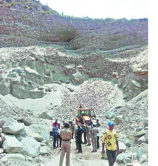Two miners died due to drowning under the stones