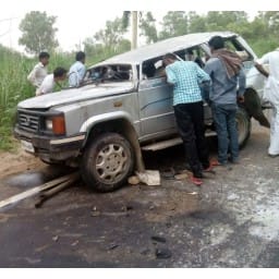 bhiwani news, tyre blast, vehicle, accident, people injured