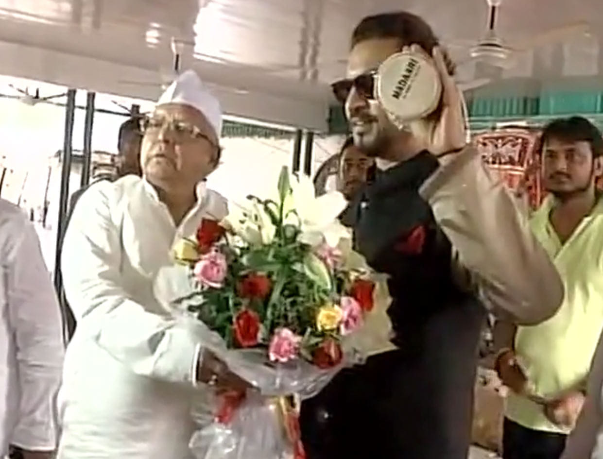 irfan khan meets lalu prasad yadav in patna for movie promotion