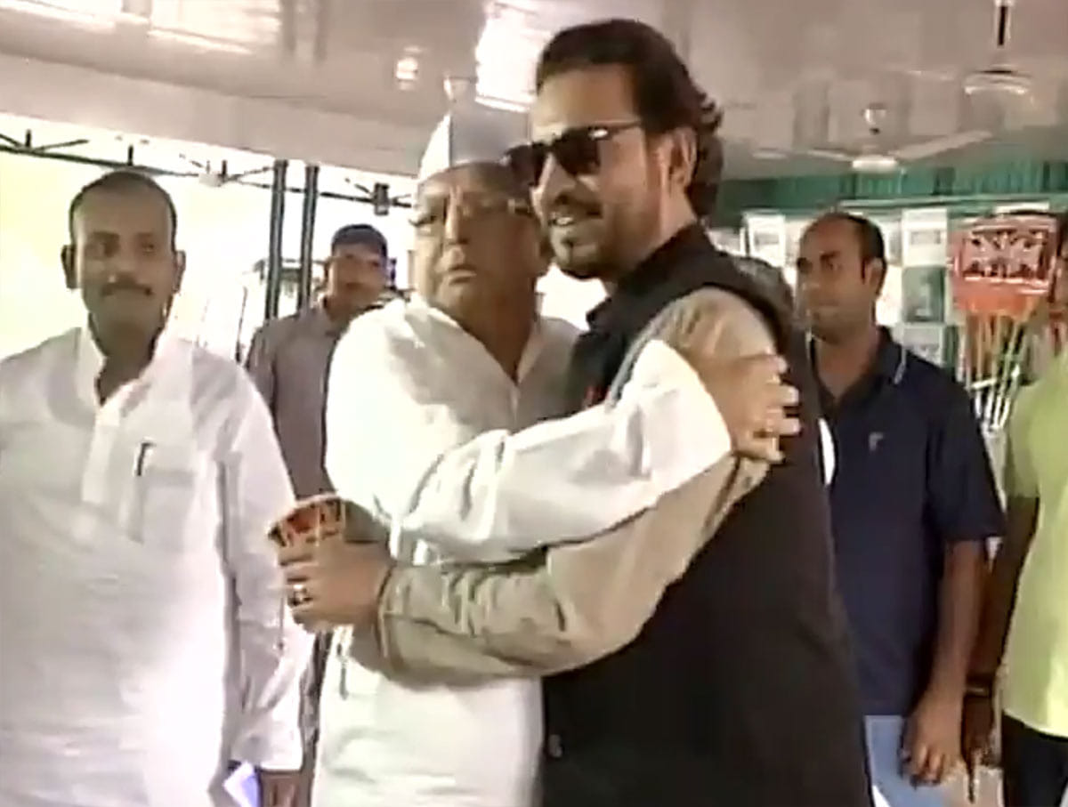 irfan khan meets lalu prasad yadav in patna for movie promotion