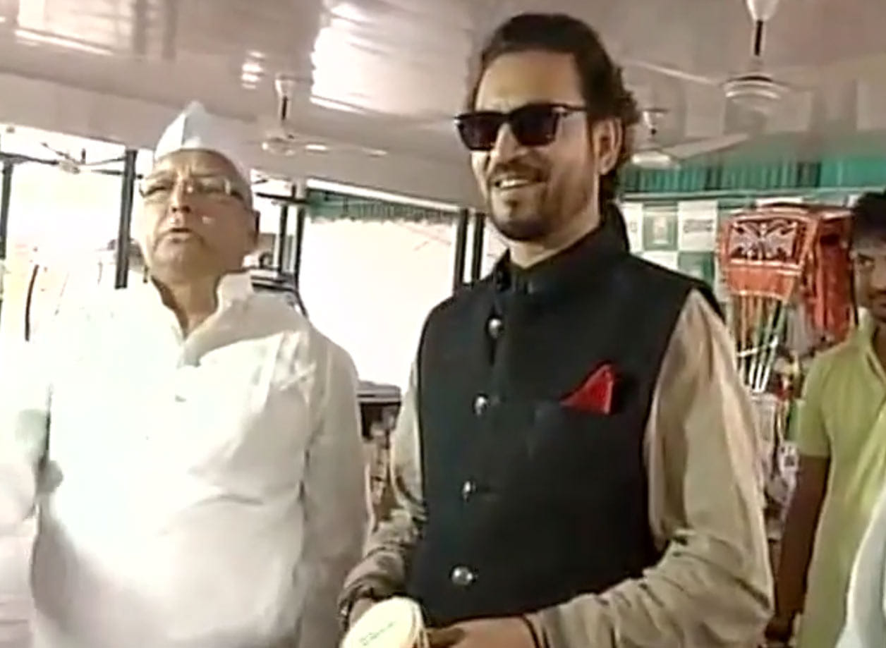 irfan khan meets lalu prasad yadav in patna for movie promotion