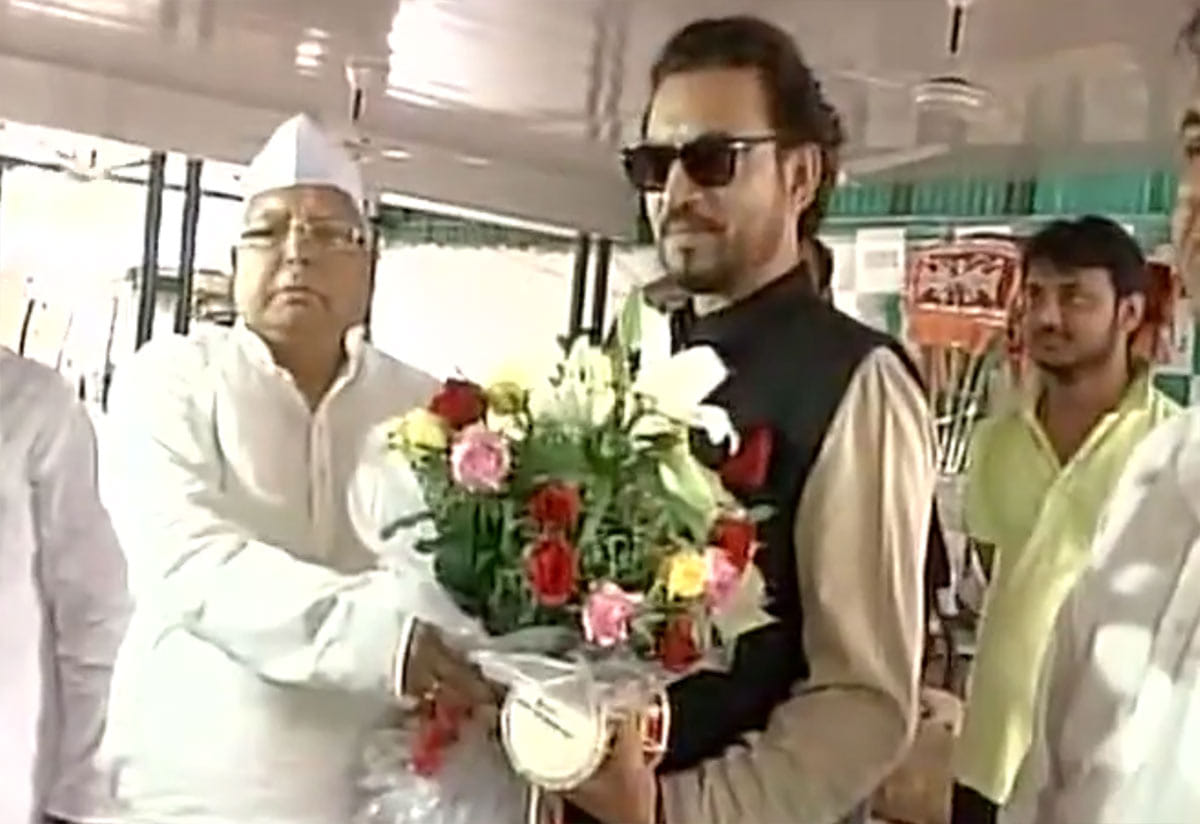 irfan khan meets lalu prasad yadav in patna for movie promotion