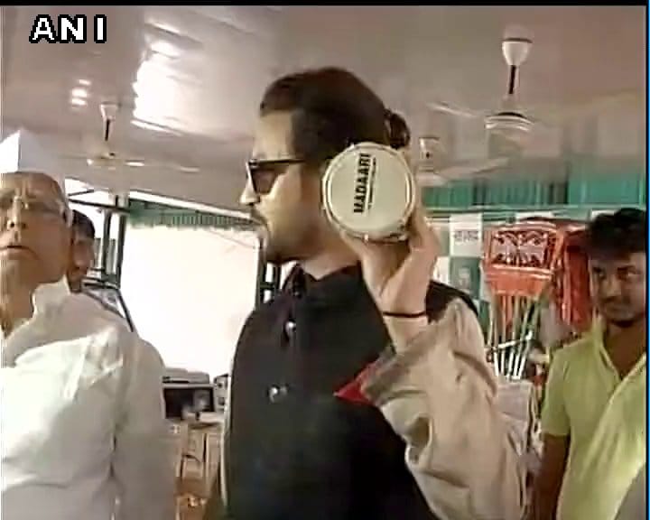 irfan khan meets lalu prasad yadav in patna for movie promotion