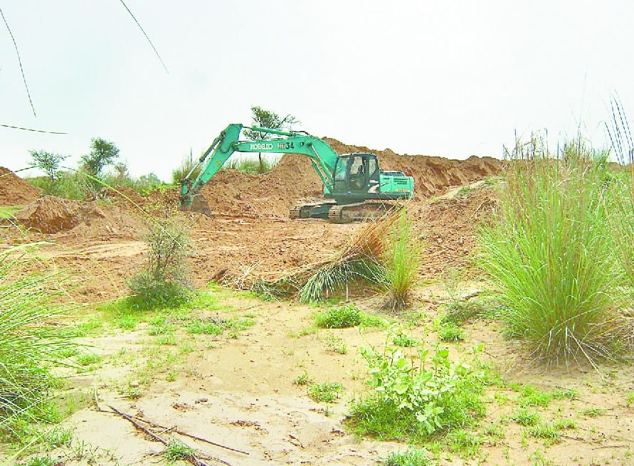 In Narnaul, In nizampur, police stop mining, villeger prostest