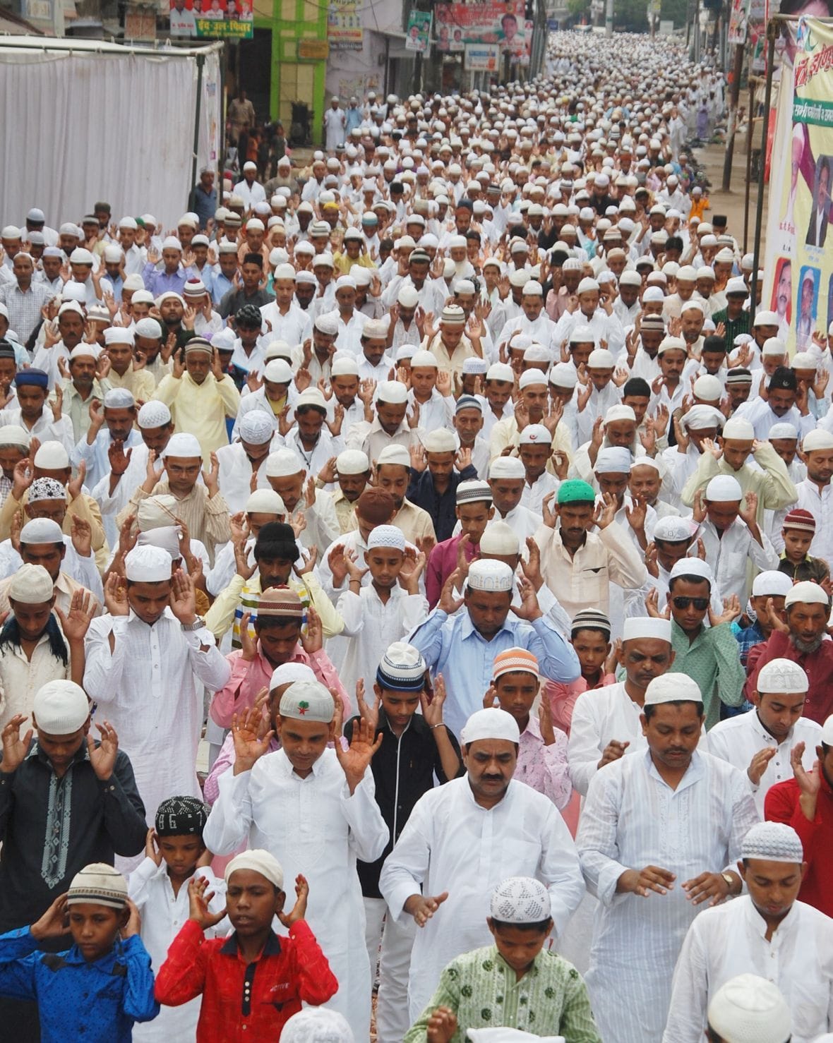 Thousands head bowed in prostration to Allah lock