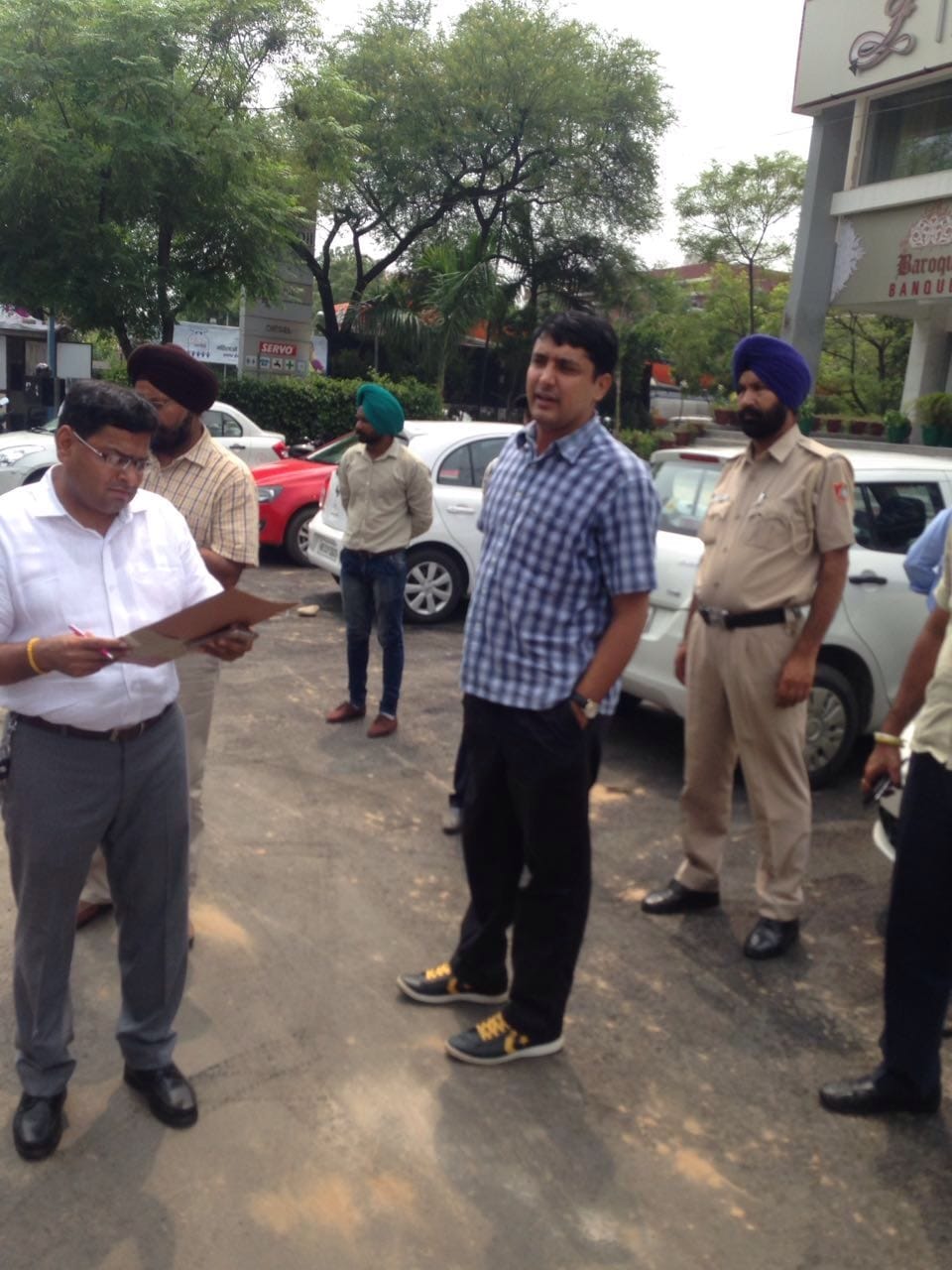 overcharging complaints found in sector 35 paid parking chandigarh