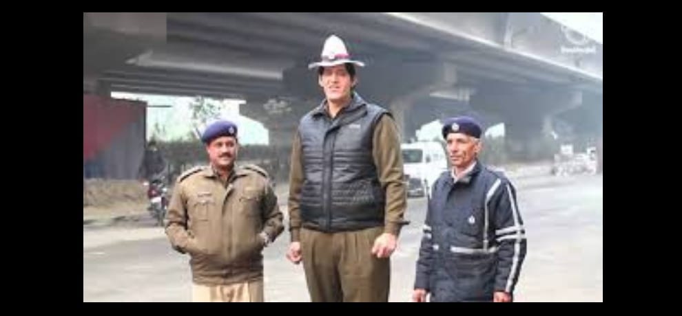 rajesh kumar is world's tallest cop having 7 feet 4 inch height, want to become wwe wrestler