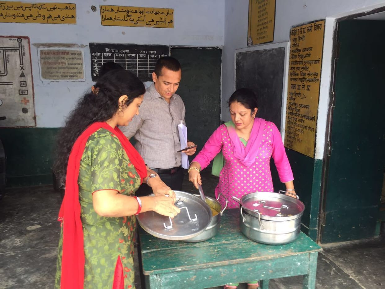 dm rajshekhar inspection in lucknow primary school