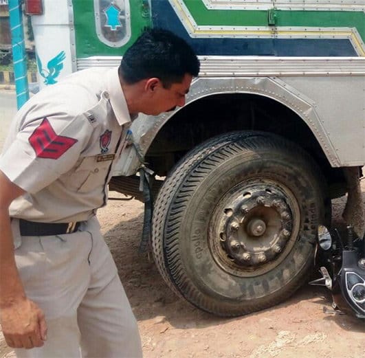 accident, lady constable accident, truck hit activa rider lady constable, pathankot