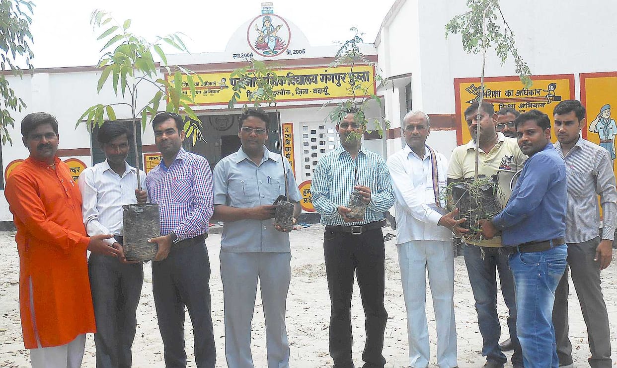  gaayatree parivaar ne shikshakon  ko bhent kie paudhe Gayatri Parivar teachers Plants donated to