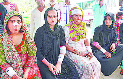 Upturned car pickups, 15 injured