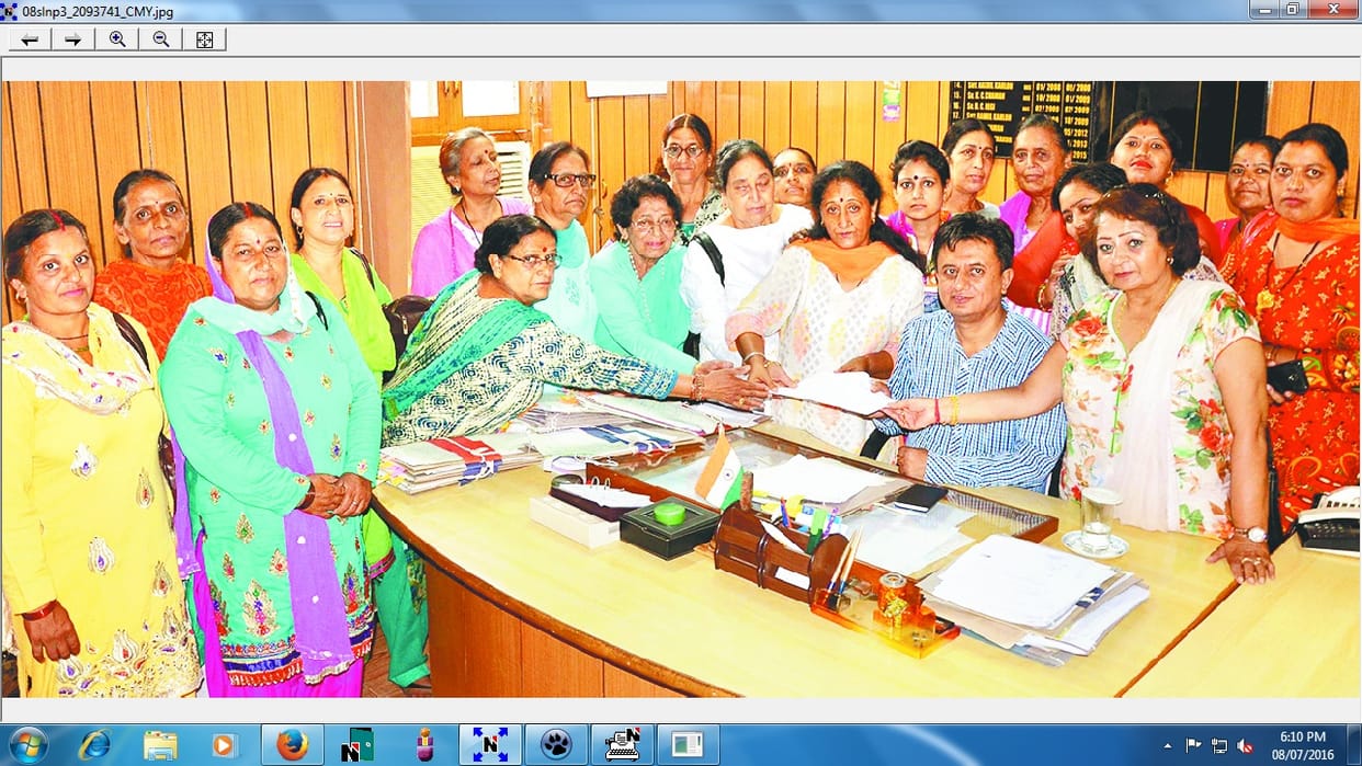 Woman congress aggitation aganist 7th pay commission