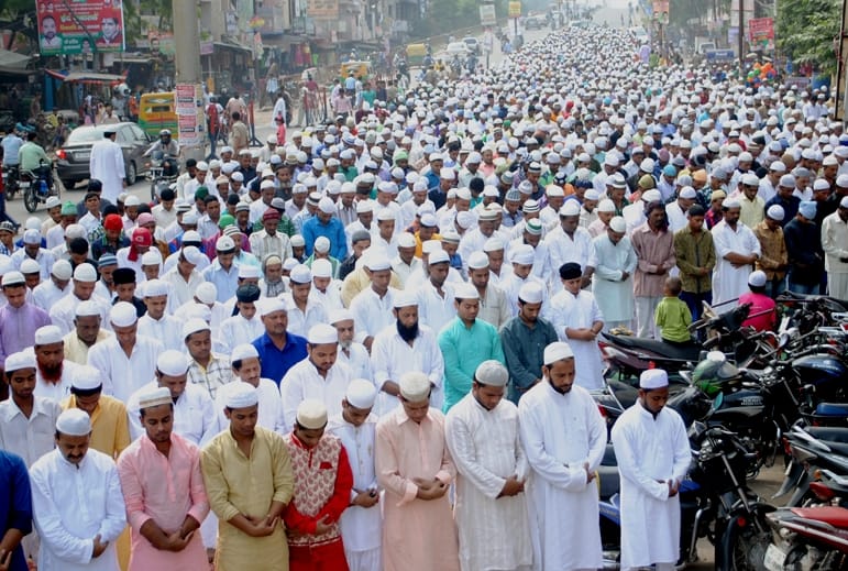 Thousands head bowed to worship God, asked for prayer for peace