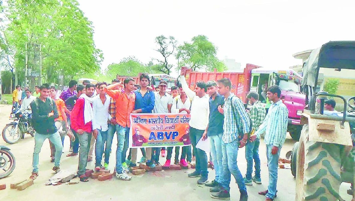 In Narnaul, narnaul news, student road jam in narnaul