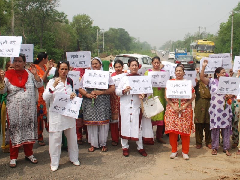 protest, woman congress protest against jujhhar buses, ludhiana protest