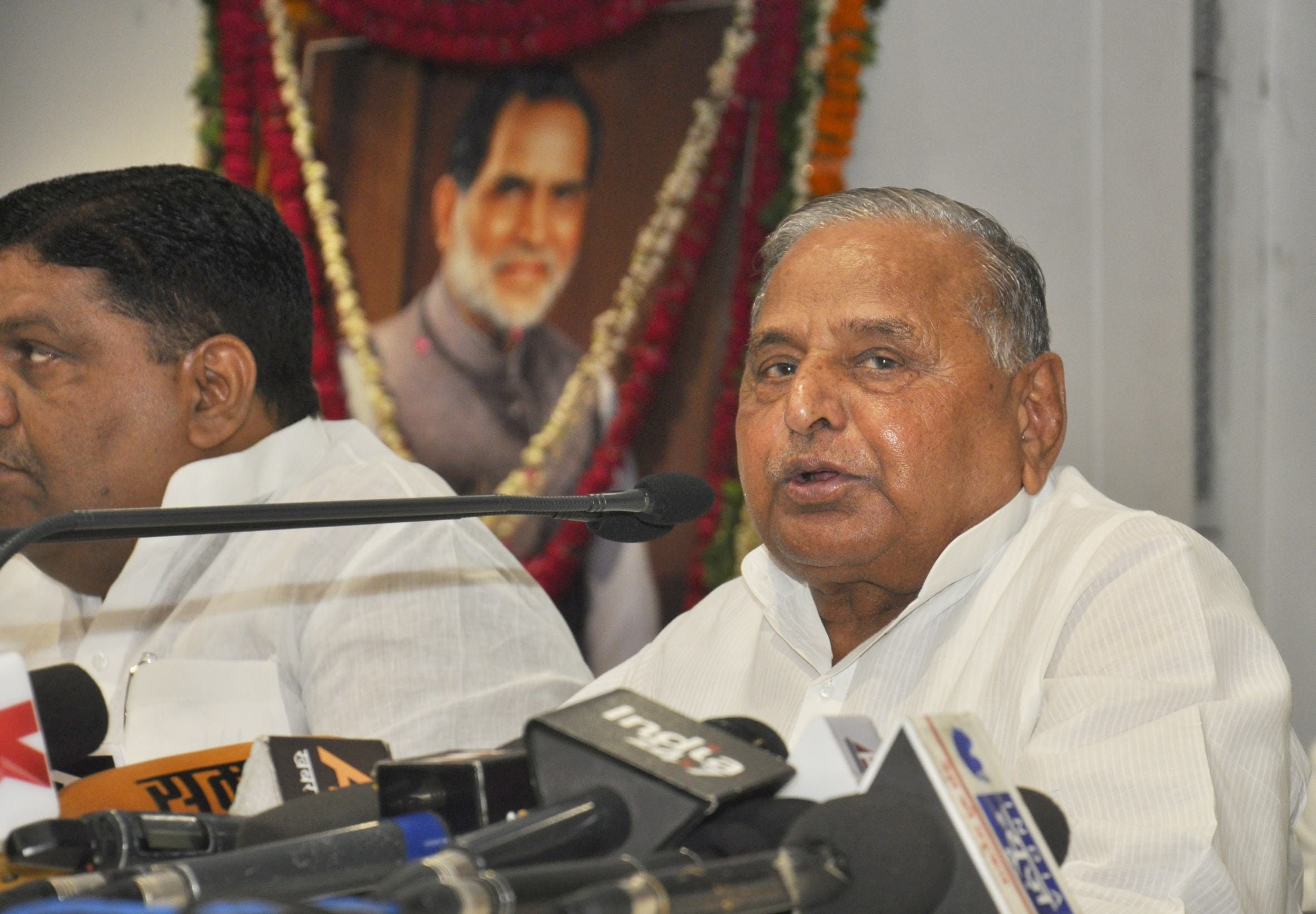 Mulayam Singh Yadav Death news Petrol worth Rs 50 was filled in Mulayam ambassador car