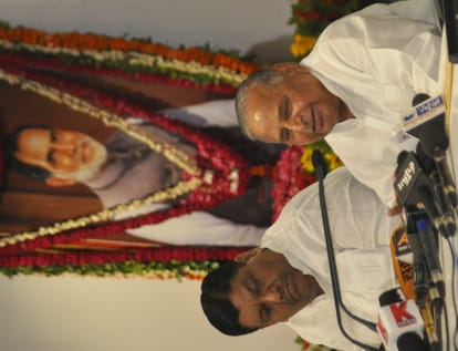Mulayam exposes his party leaders and warned them.