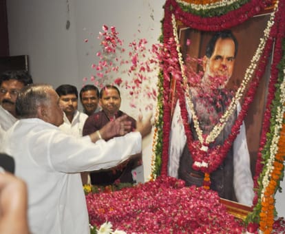 Mulayam exposes his party leaders and warned them.