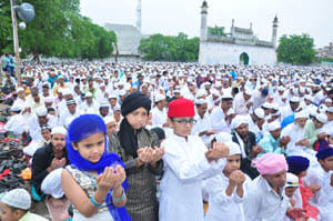  Prostrate bowed head , praying for the well-being sought
