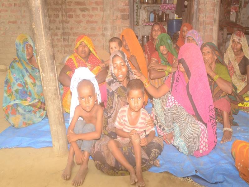 bijalee vibhaag kee laaparavaahee se gaee do jaan