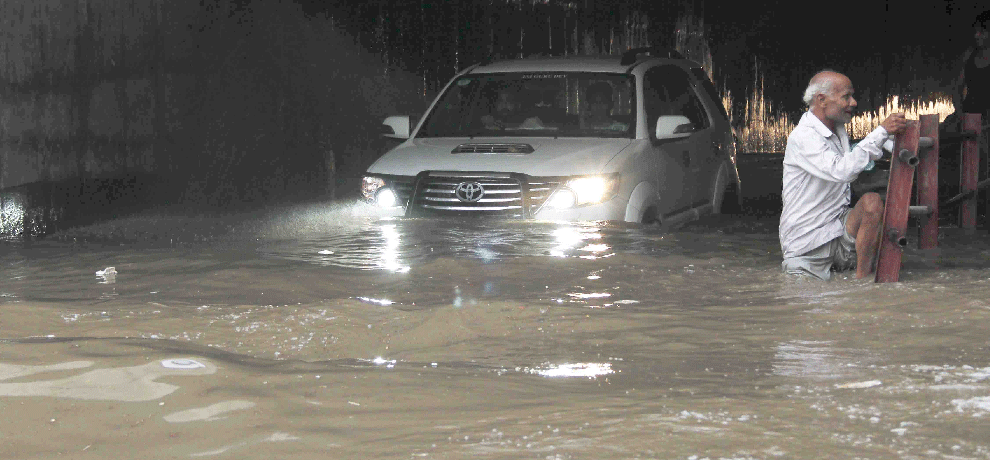 somewhere Heavy rains and somewhere dry in Delhi-NCR