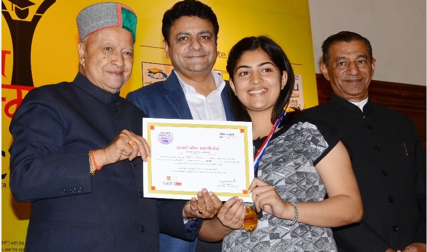 Amar Ujala Chatra Samman Samaroh at shimla, CM honoured Toppers with Gold Medal.