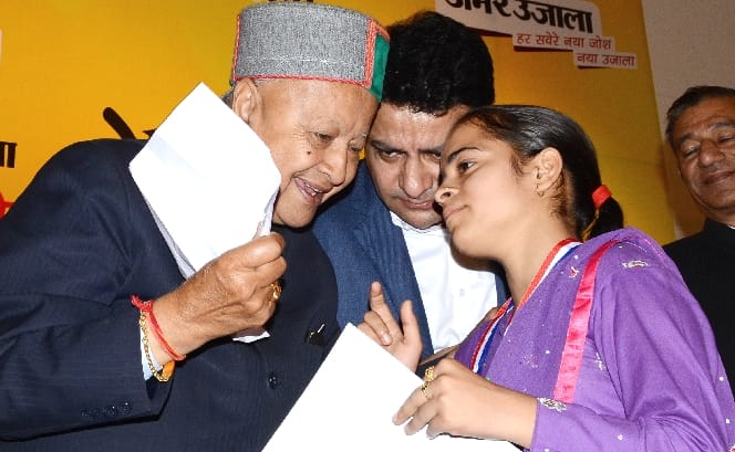 Amar Ujala Chatra Samman Samaroh at shimla, CM honoured Toppers with Gold Medal.