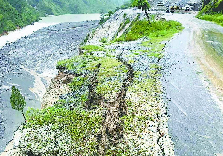Ground-Munsyari crack on the road