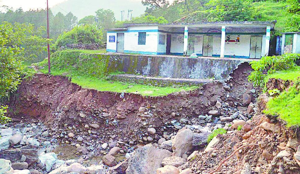 Elementary school threatened by landslides Dafila