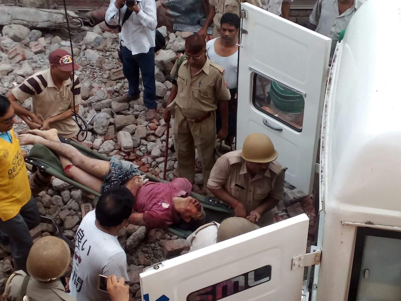 बिल्डिंग गिराने के दौरान हादसा