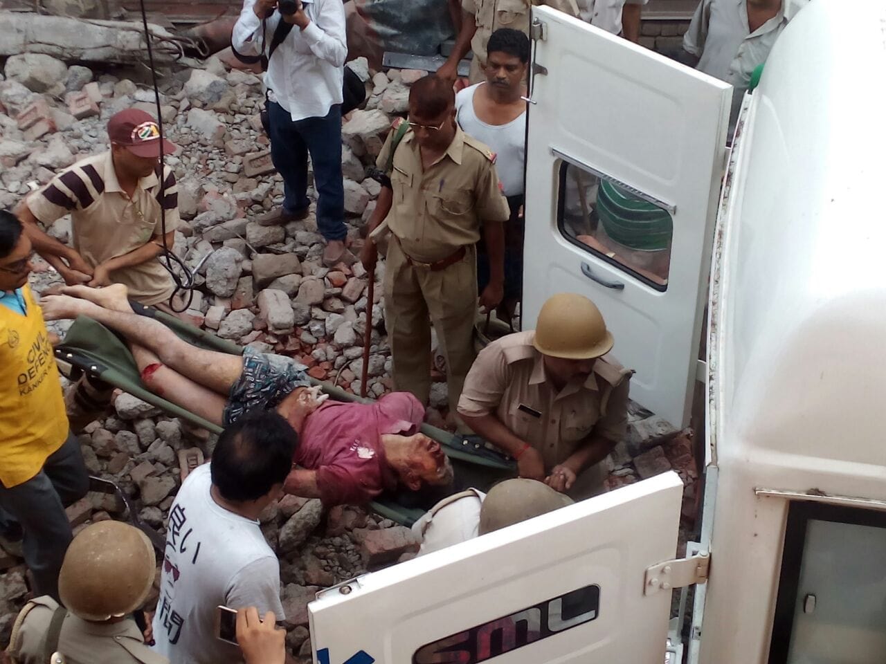 बिल्डिंग गिराने के दौरान हादसा